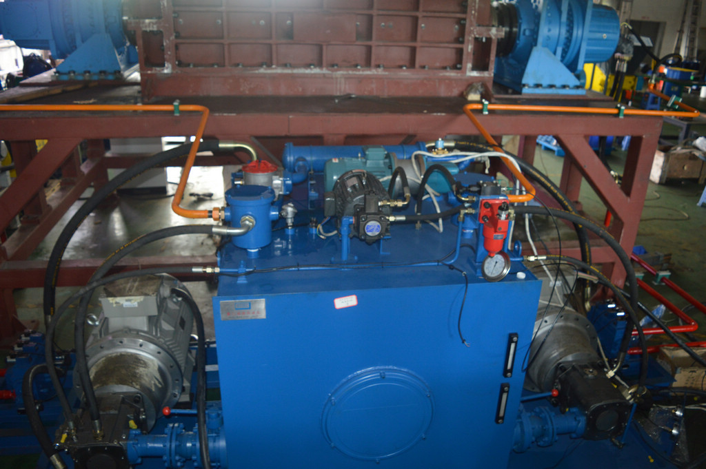 hydraulic drive for bulky waste shredder