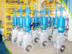 Slab gate valves without through conduit