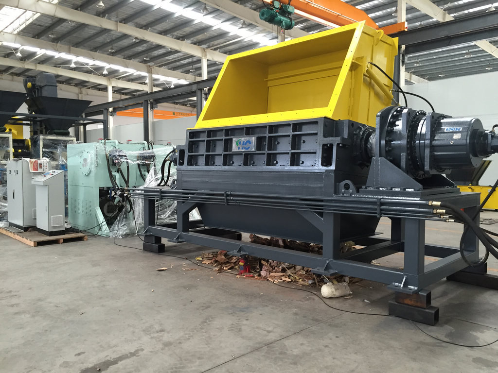 The MSW primary shredder with output of 70 tons/hour used in waste incineration plant 